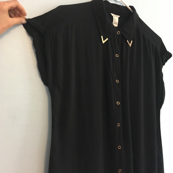 Black Button Down ShortSleeve Top w Gold🔻Accents - Picture 4 of 7